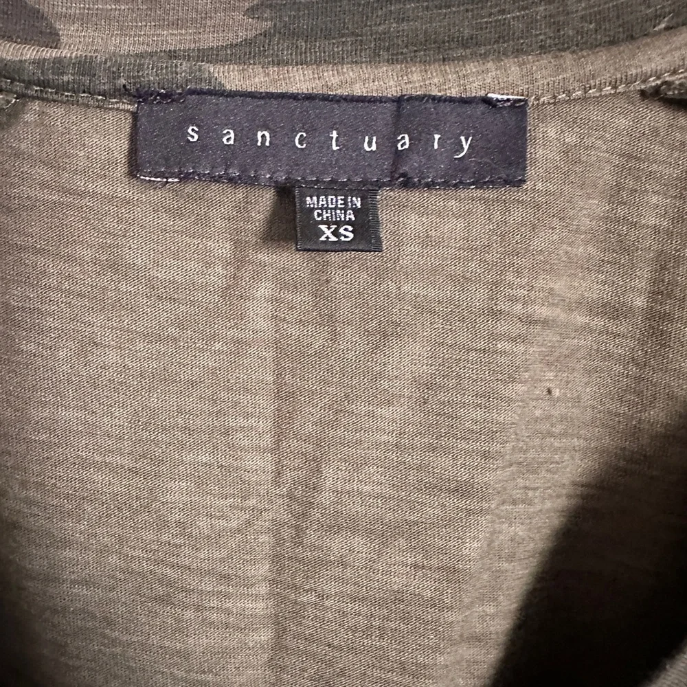 Sanctuary xS Camo V-Neck T-Shirt - Picture 3 of 6